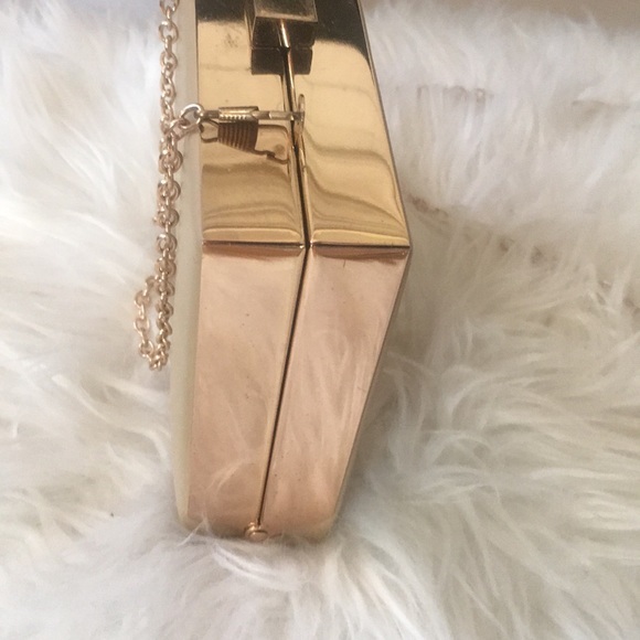 Tan hard case shoulder bag with gold accents - Picture 2 of 10